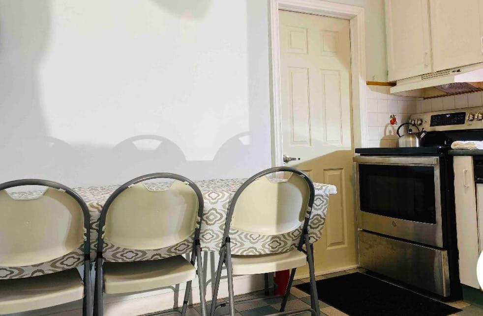Lovely III 3 Bedrooms Apartment Space Share East York A Room Toronto Exterior photo